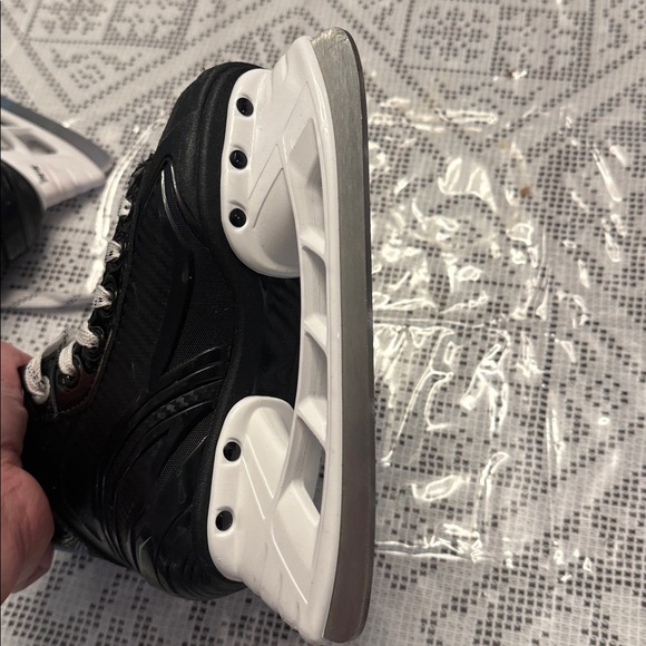 Bauer XLP Tuik Black and White Skates with Blue Accents. Kids size Y11 - Picture 6 of 8